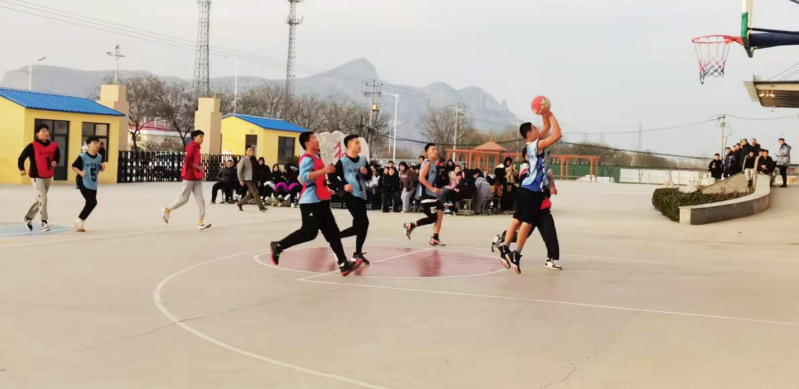 篮球比赛，能把人弄进去吗.jpg